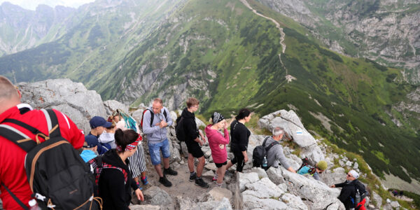 kolejki-turystow-pod-tatrzanskimi-szczytami.-„to-rekordowy-miesiac”