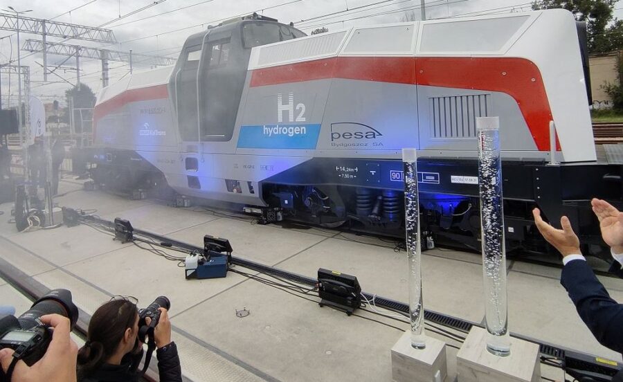 druga-na-swiecie,-pierwsza-w-europie-–-polska-zaprezentowala-lokomotywe-na-wodor
